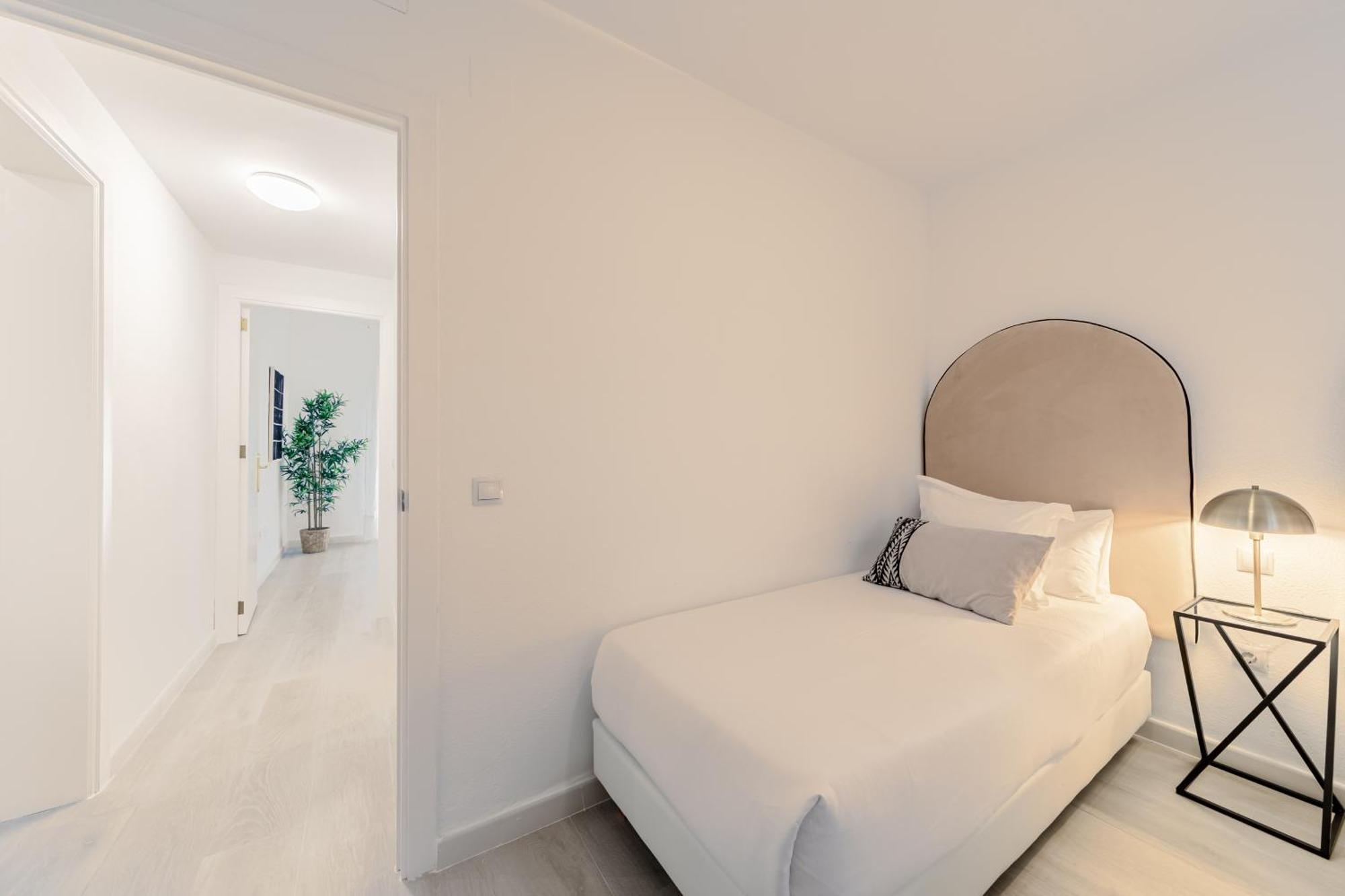 Isg Apartments Becquer Free Parking Inside The Building Seville Exterior photo