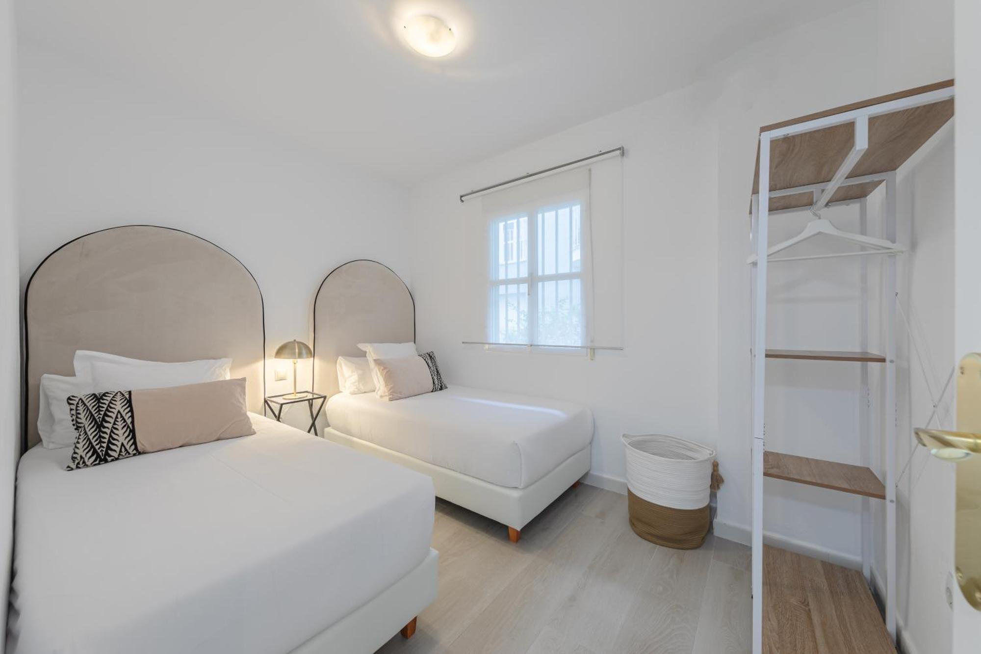 Isg Apartments Becquer Free Parking Inside The Building Seville Exterior photo